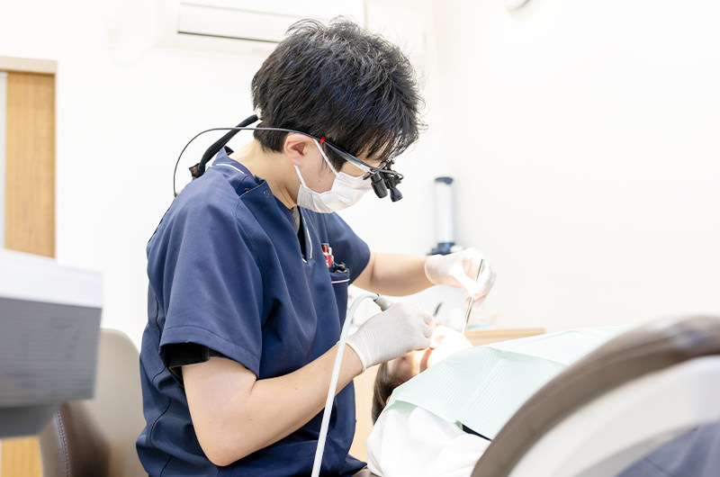 宇部市で診療を行う歯科医師 前田亮典の診療風景