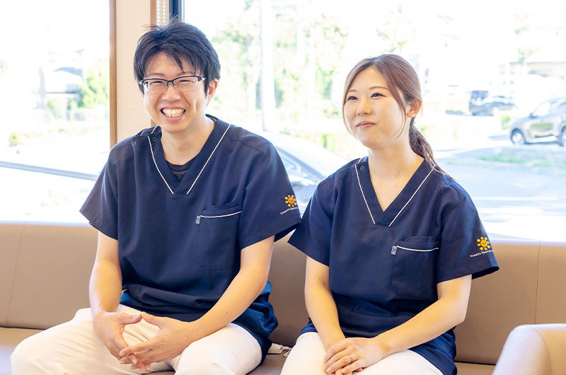 宇部市で診療する歯科医師が治療方針について説明している様子